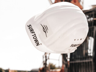 Bauhelm im o2 SURFTOWN MUC Logo
